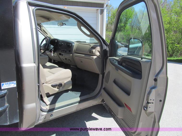 image for item K5628 2005 Ford F350 Super Duty XL flatbed pickup truck