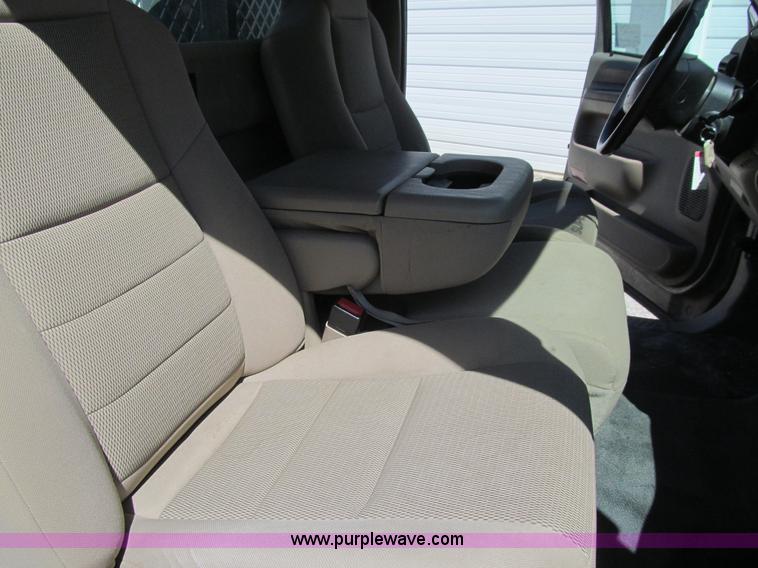 image for item K5628 2005 Ford F350 Super Duty XL flatbed pickup truck