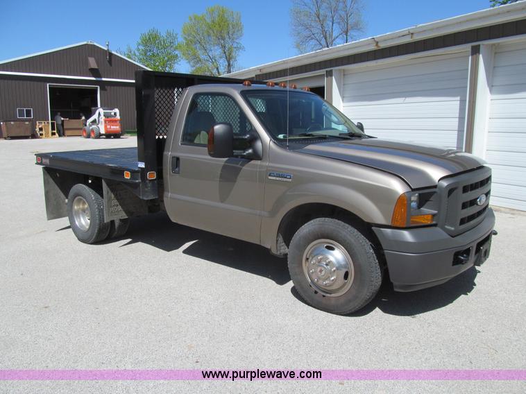 image for item K5628 2005 Ford F350 Super Duty XL flatbed pickup truck