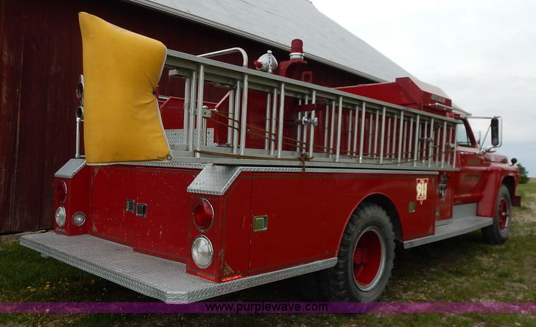 image for item K7419 1972 Ford 750 fire truck