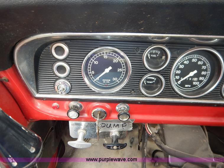 image for item K7419 1972 Ford 750 fire truck