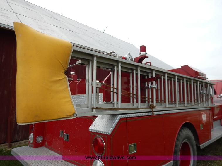 image for item K7419 1972 Ford 750 fire truck