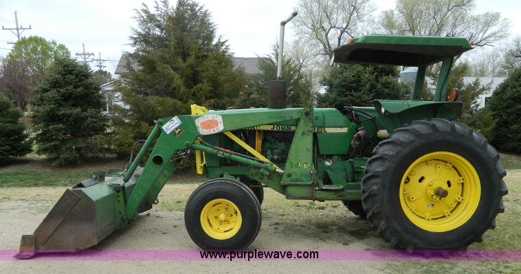 image for item K8039 1982 John Deere 2440 tractor