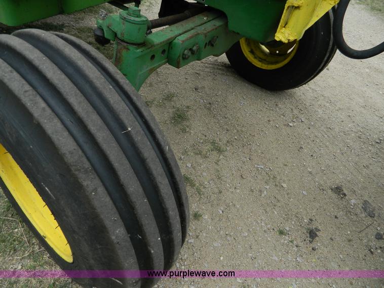 image for item K8039 1982 John Deere 2440 tractor
