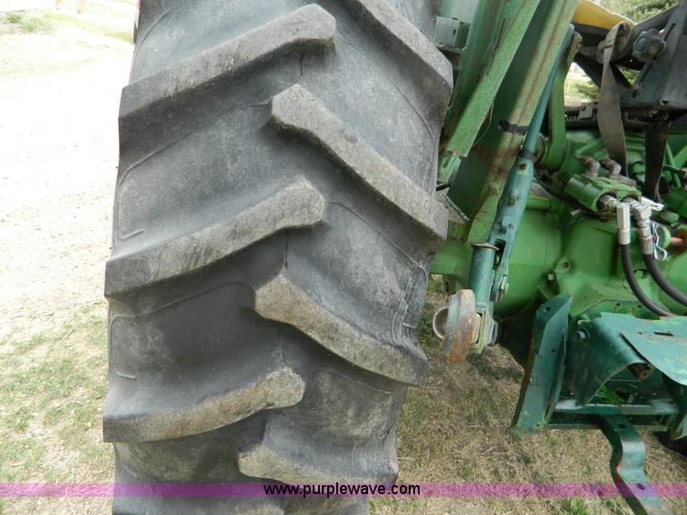 image for item K8039 1982 John Deere 2440 tractor