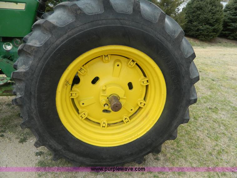 image for item K8039 1982 John Deere 2440 tractor