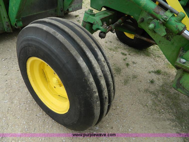 image for item K8039 1982 John Deere 2440 tractor