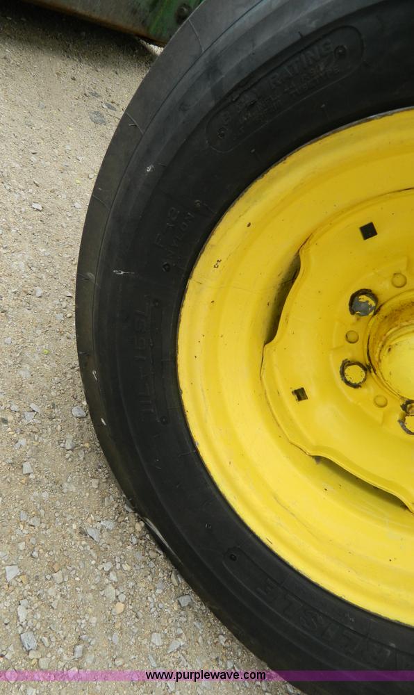 image for item K8039 1982 John Deere 2440 tractor