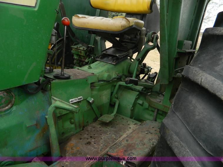 image for item K8039 1982 John Deere 2440 tractor