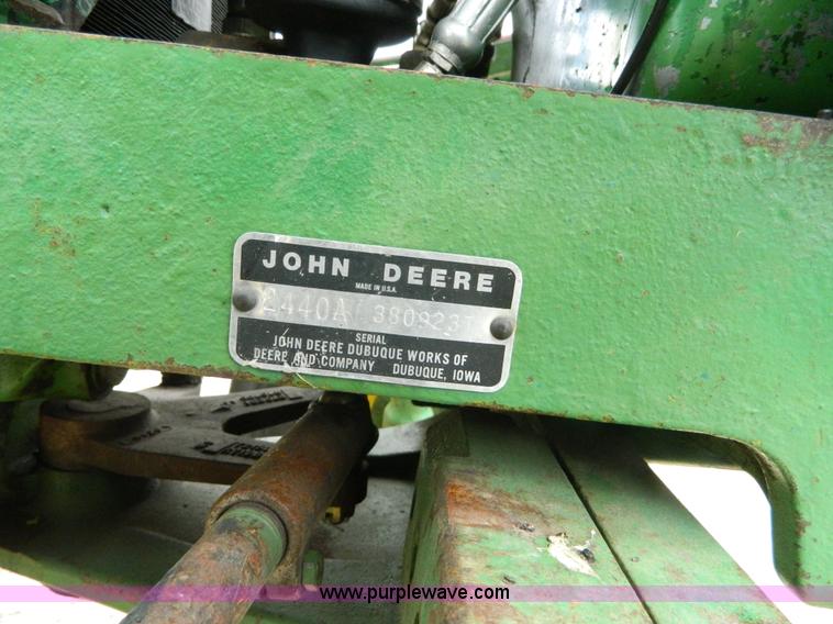 image for item K8039 1982 John Deere 2440 tractor