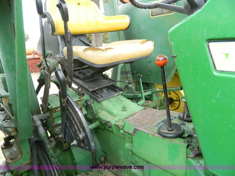 image for item K8039 1982 John Deere 2440 tractor