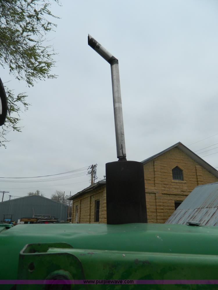 image for item K8039 1982 John Deere 2440 tractor