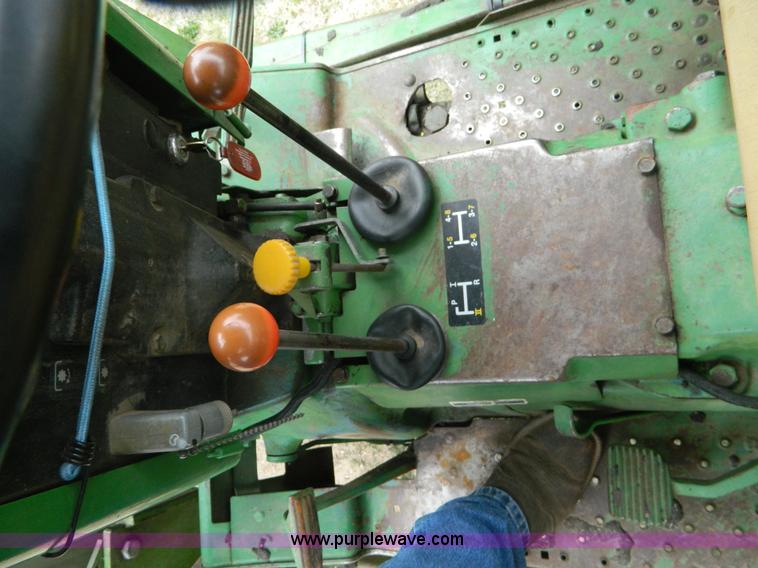 image for item K8039 1982 John Deere 2440 tractor