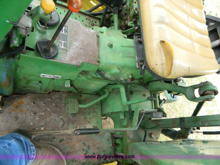 image for item K8039 1982 John Deere 2440 tractor