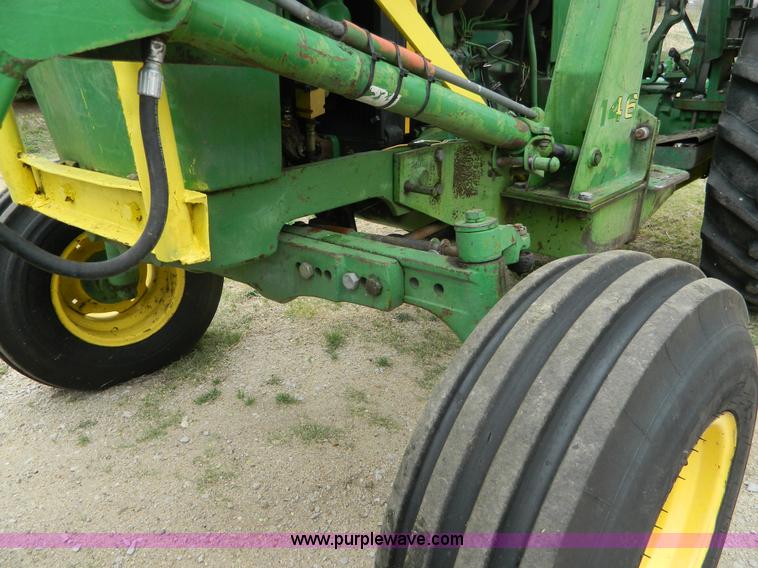 image for item K8039 1982 John Deere 2440 tractor