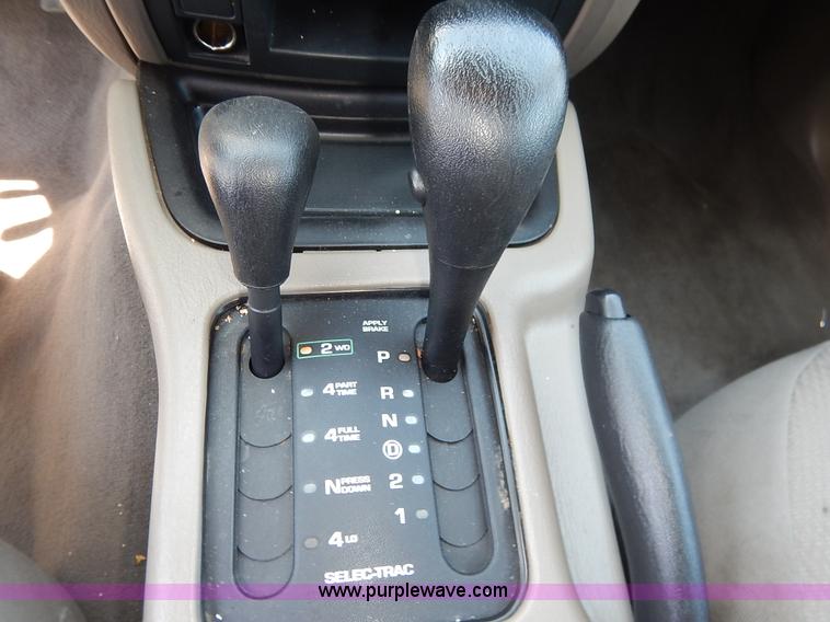 image for item J3918 2004 Jeep Grand Cherokee Laredo SUV