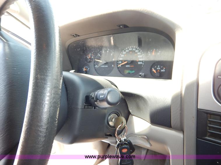 image for item J3918 2004 Jeep Grand Cherokee Laredo SUV