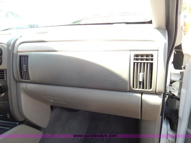 image for item J3918 2004 Jeep Grand Cherokee Laredo SUV