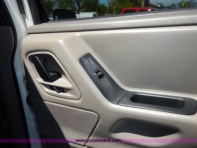 image for item J3918 2004 Jeep Grand Cherokee Laredo SUV