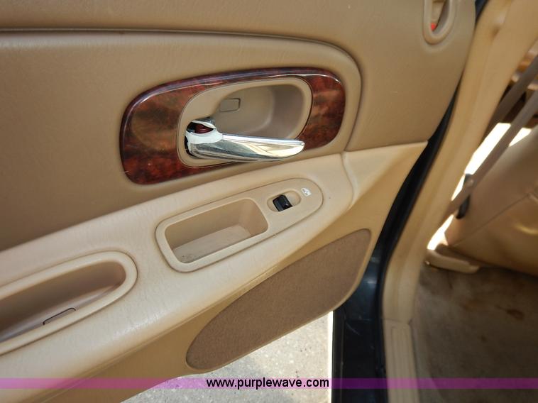 image for item J3932 2000 Chrysler Concorde LXI