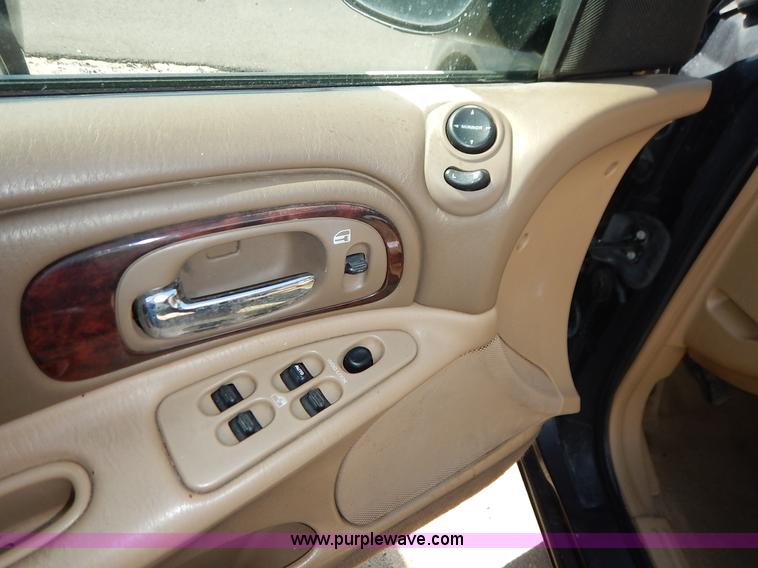 image for item J3932 2000 Chrysler Concorde LXI