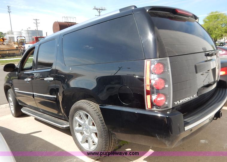 image for item J3933 2008 GMC Yukon Denali XL SUV