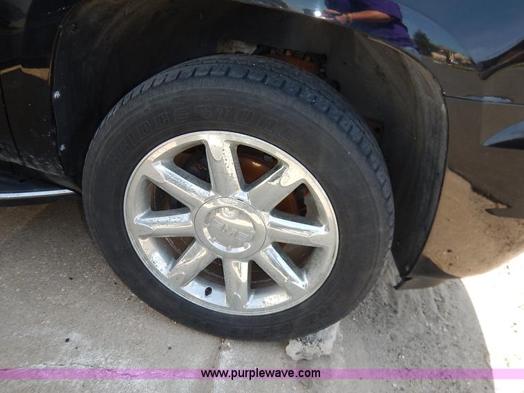 image for item J3933 2008 GMC Yukon Denali XL SUV