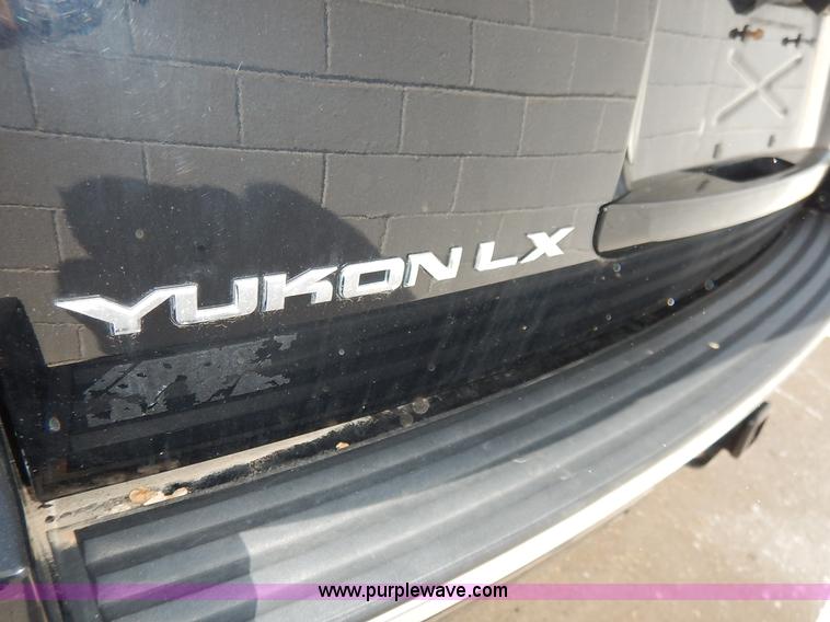 image for item J3933 2008 GMC Yukon Denali XL SUV