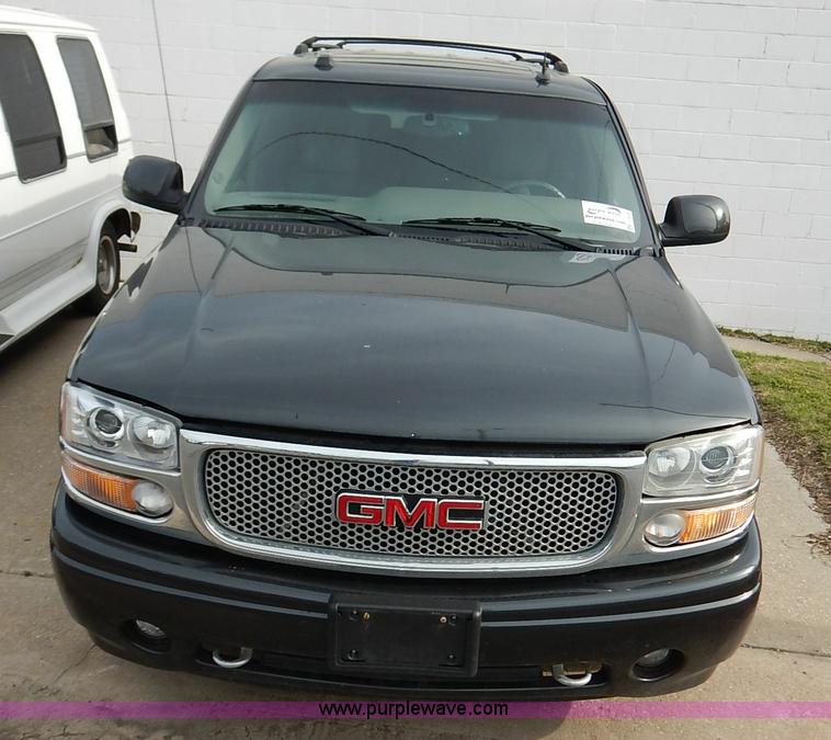image for item J3938 2004 GMC Yukon Denali XL SUV
