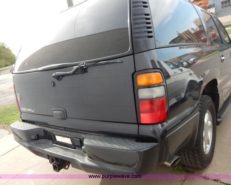 image for item J3938 2004 GMC Yukon Denali XL SUV