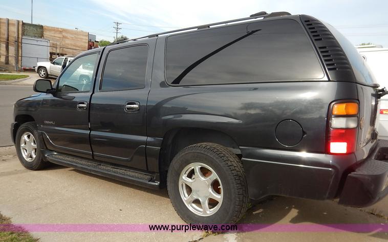 image for item J3938 2004 GMC Yukon Denali XL SUV