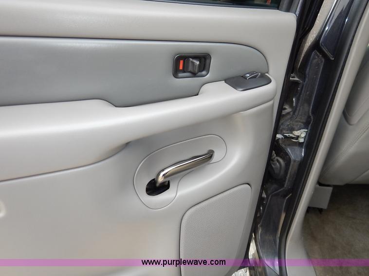 image for item J3938 2004 GMC Yukon Denali XL SUV