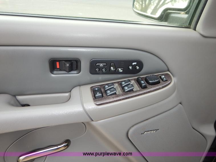 image for item J3938 2004 GMC Yukon Denali XL SUV