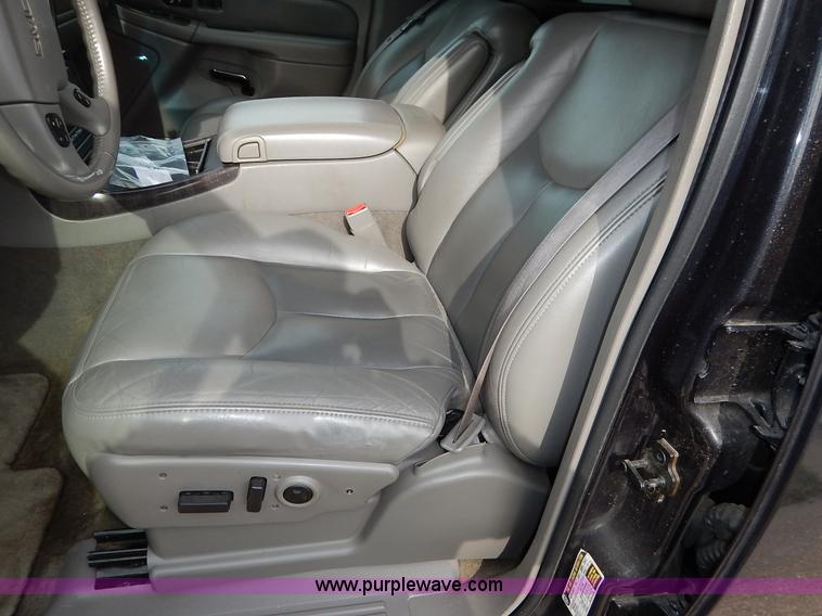 image for item J3938 2004 GMC Yukon Denali XL SUV