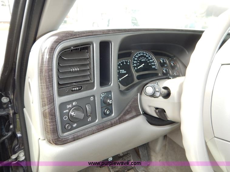 image for item J3938 2004 GMC Yukon Denali XL SUV