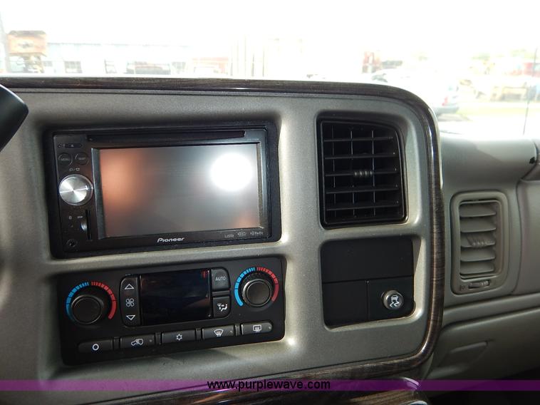 image for item J3938 2004 GMC Yukon Denali XL SUV