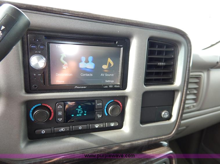 image for item J3938 2004 GMC Yukon Denali XL SUV