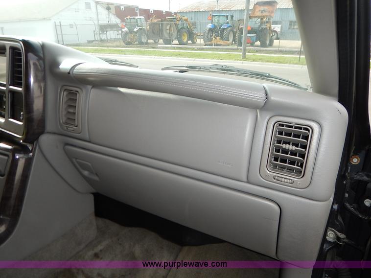 image for item J3938 2004 GMC Yukon Denali XL SUV
