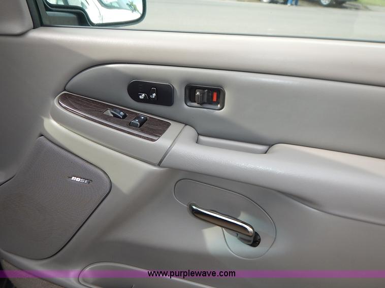 image for item J3938 2004 GMC Yukon Denali XL SUV