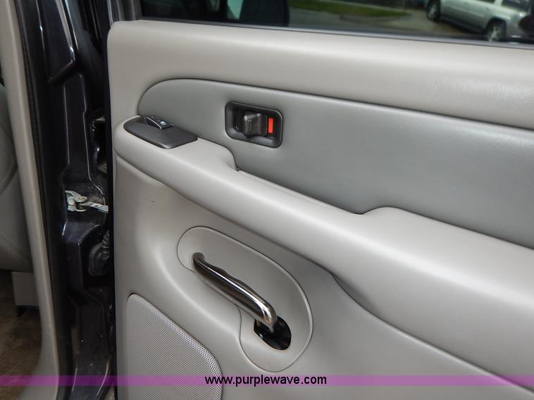 image for item J3938 2004 GMC Yukon Denali XL SUV