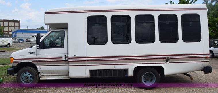image for item E6432 2003 Ford Econoline E450 bus