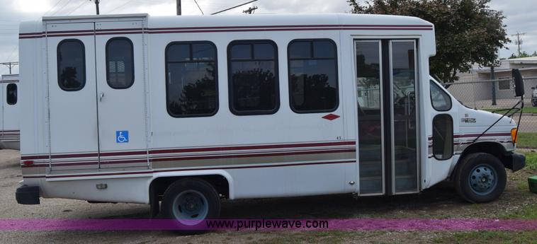 image for item E6432 2003 Ford Econoline E450 bus