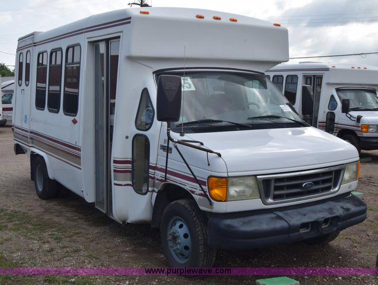 image for item E6432 2003 Ford Econoline E450 bus