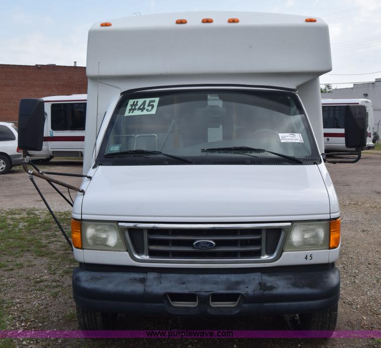 image for item E6432 2003 Ford Econoline E450 bus