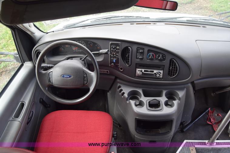 image for item E6432 2003 Ford Econoline E450 bus