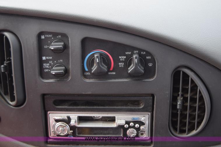 image for item E6432 2003 Ford Econoline E450 bus