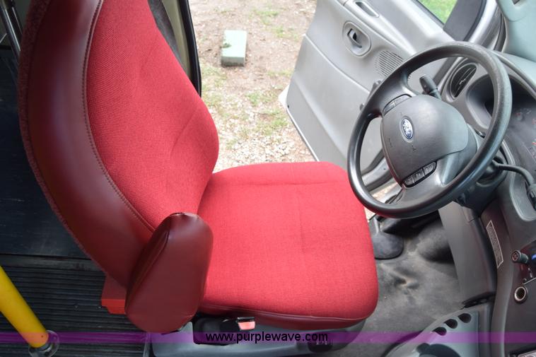 image for item E6432 2003 Ford Econoline E450 bus