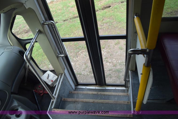 image for item E6432 2003 Ford Econoline E450 bus
