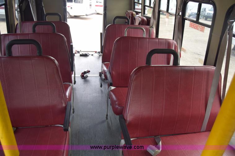 image for item E6432 2003 Ford Econoline E450 bus