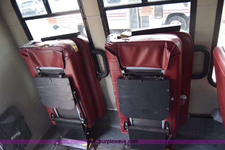 image for item E6432 2003 Ford Econoline E450 bus